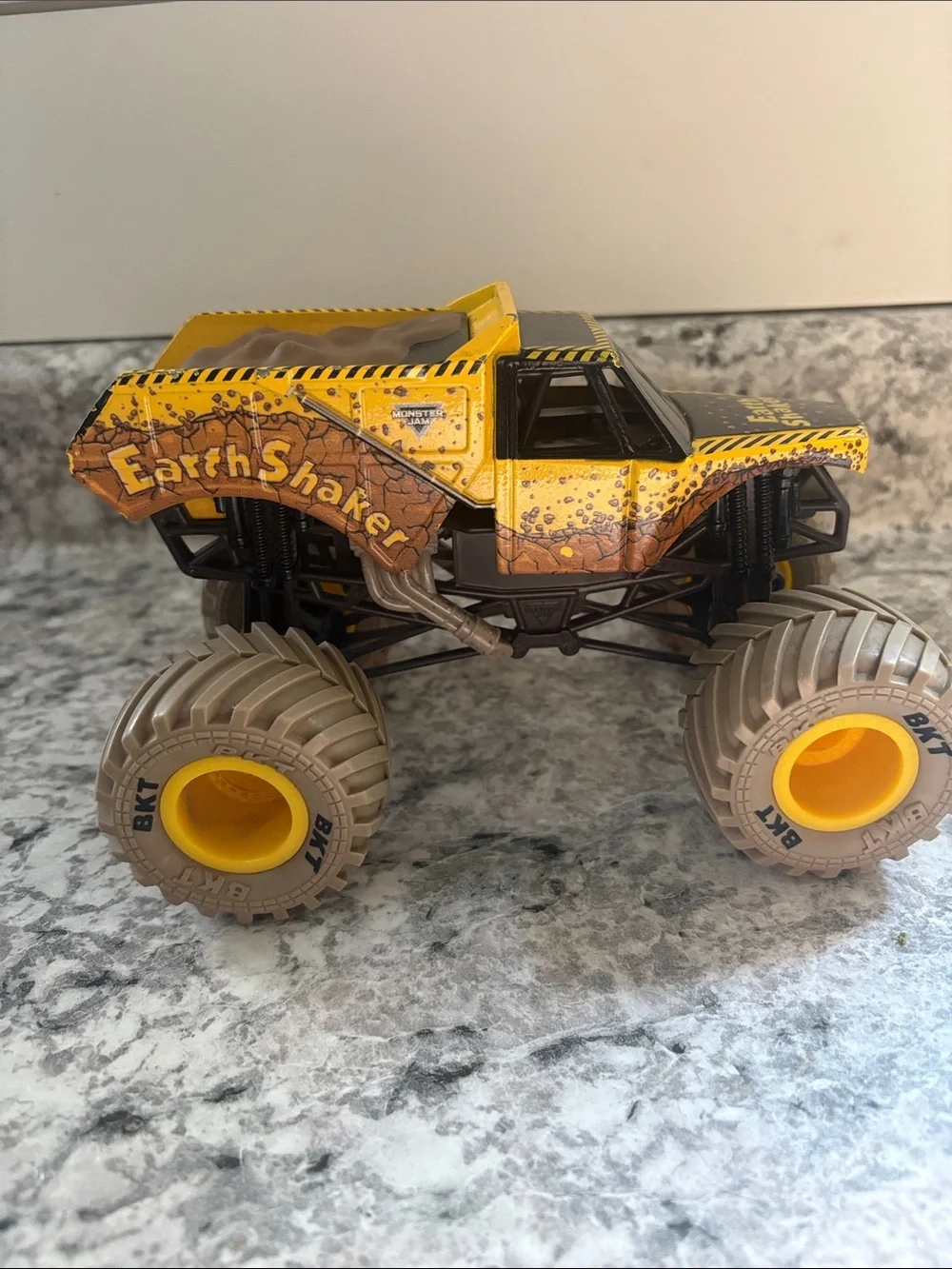 1:24 Earth Shaker Monster Jam Truck Toy